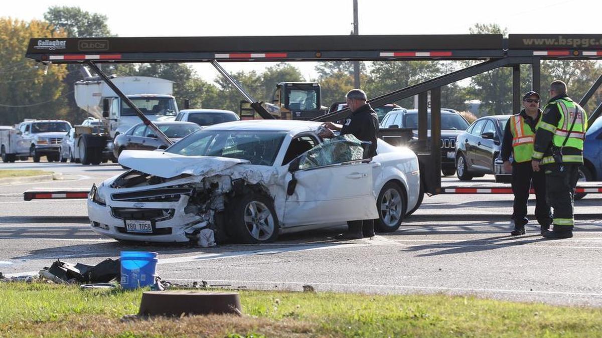 
Two separate accidents Thursday morning left traffic tangled around Green Mount Road between Illinois 15 and Mascoutah Avenue. This accident was on Mascoutah Avenue and Green Mount. While the driver was not seriously injured, the person had to be rescued from the vehicle.
