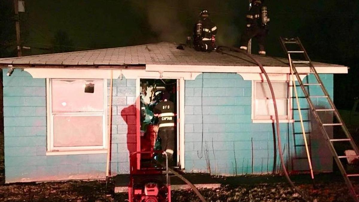 Belleville fire crews successfully extinguished house fire early Thursday morning in the 400 block of South 21st Street, despite arriving to find the hydrant water was frozen.