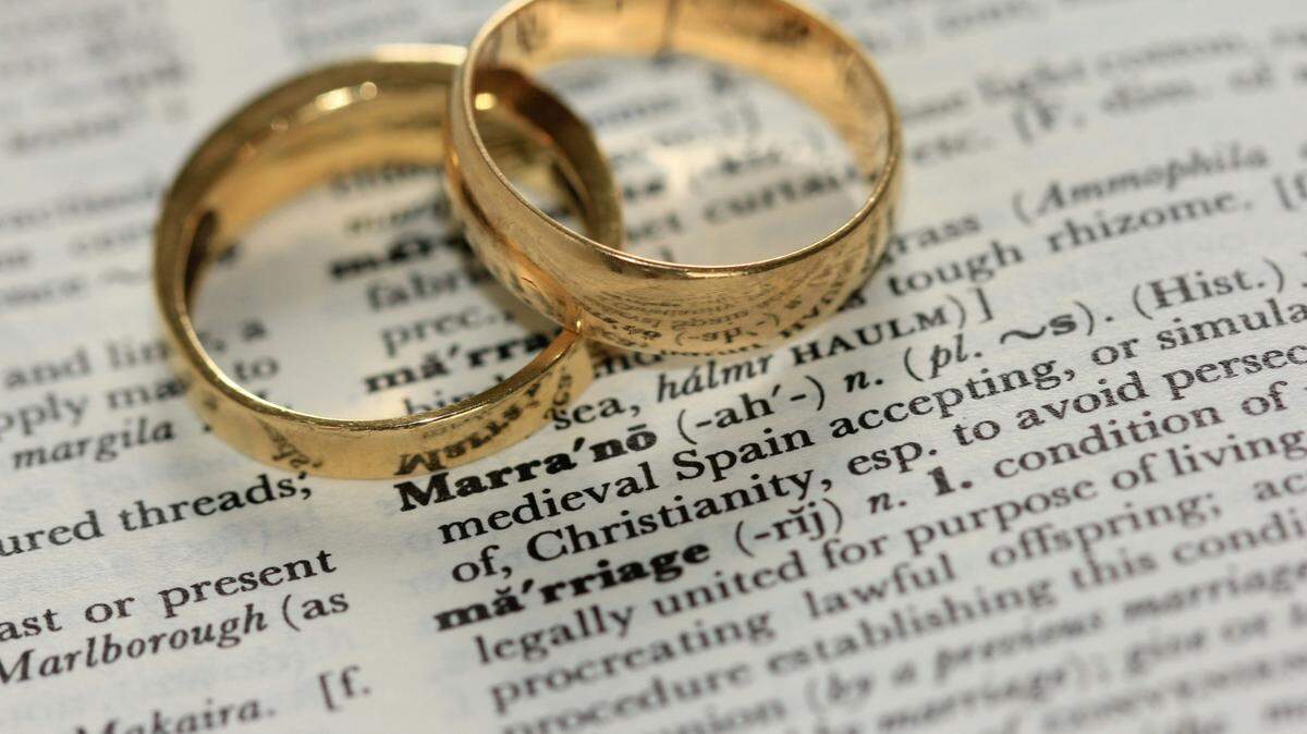 The minimum marriage age in Illinois is 16 with guardian consent and 18 without, according to state law.