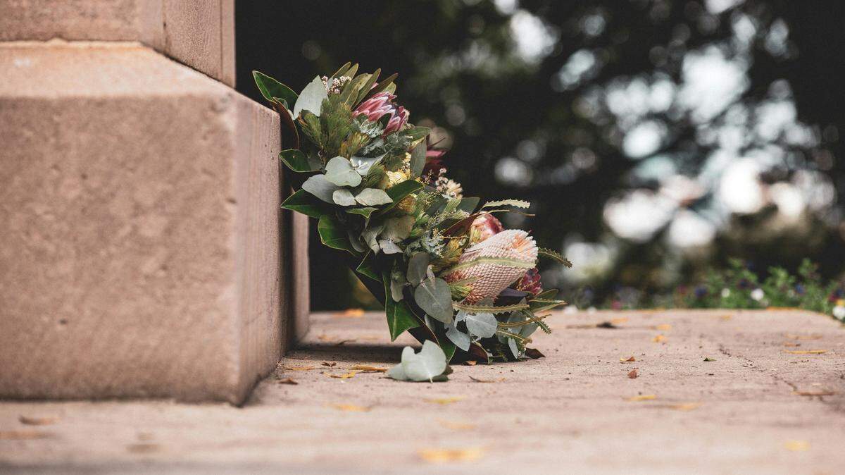 Home burials are not prohibited by state law in Illinois, but local zoning ordinances may apply.