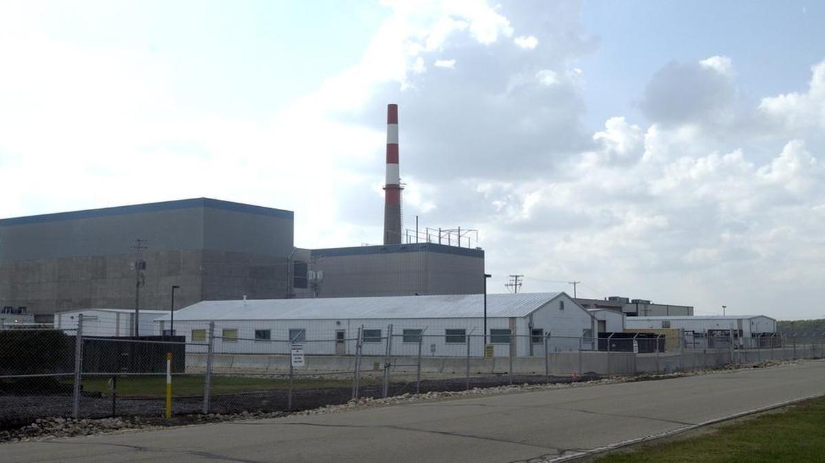 
This Oct. 30, 2007 photo shows the Exelon nuclear power plant, in Cordova. Exelon Corp. says the Quad Cities Generating Station is unprofitable due to increased competition from lower-cost natural gas plants and because transmission costs are higher because it’s sharing the same lines with wind power coming in from other states. The company says it must decide by Oct. 1 whether the plant will continue to operate after May 2017.
