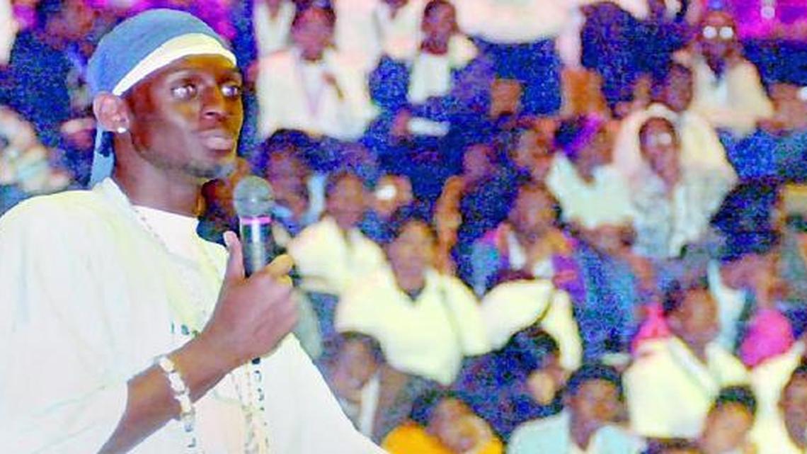 Darius Miles was graduated from East St. Louis Senior High School in 2000 and signed a $9 million NBA contract. The next year he visited his old school for “Darius Miles Day” wearing lots of diamond and silver jewelry: “I’ve treated myself to a little bit of jewelry to reward myself.”