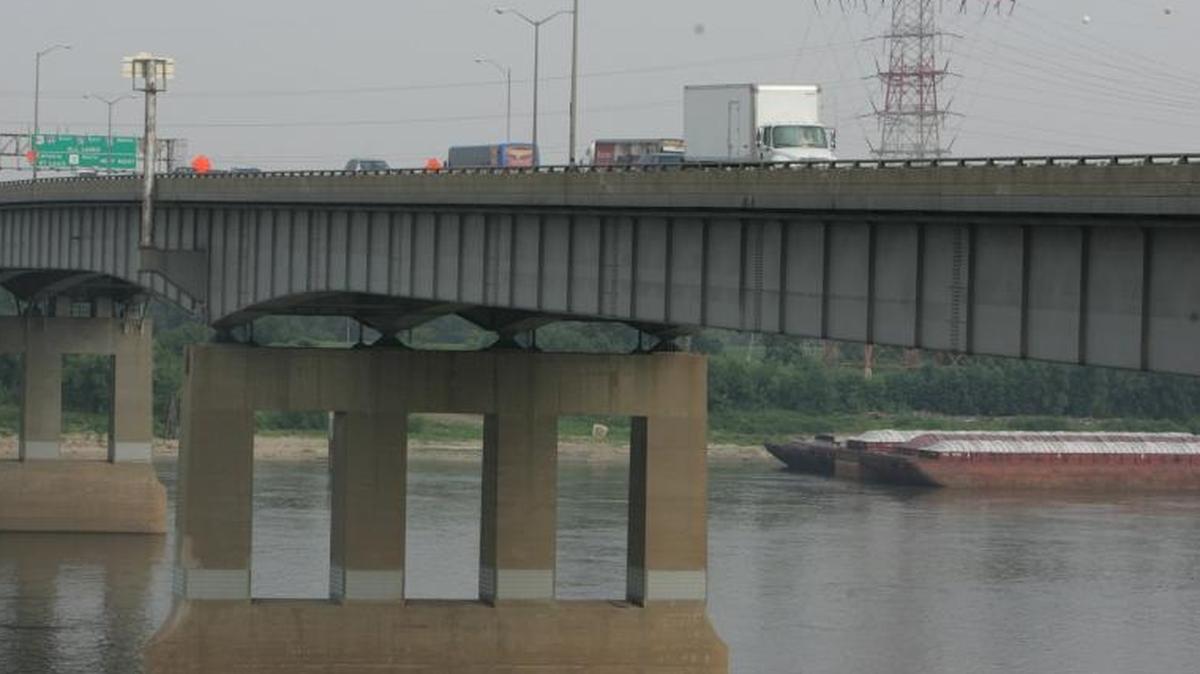 One in four workers from southwestern Illinois crosses the Mississippi River to work in Missouri. Far fewer Missourians come to Illinois for their jobs.