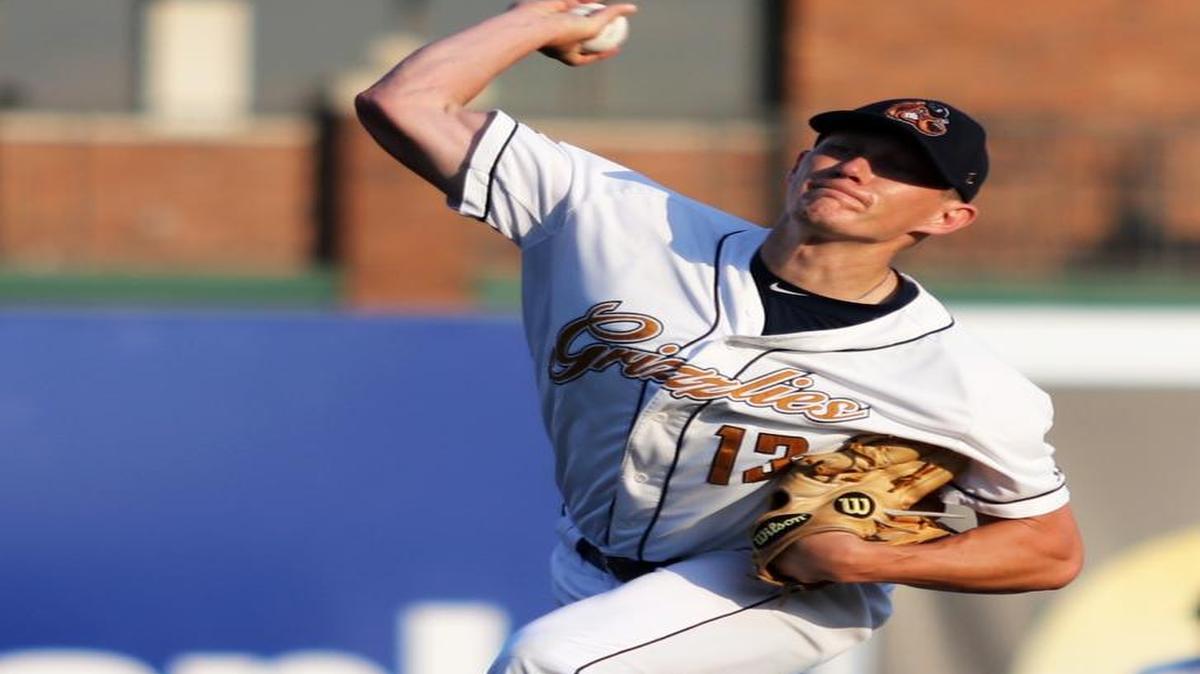Will Landsheft of the Grizzlies pitches to the Southern Illinois Miners in the final game of the series and homestand .