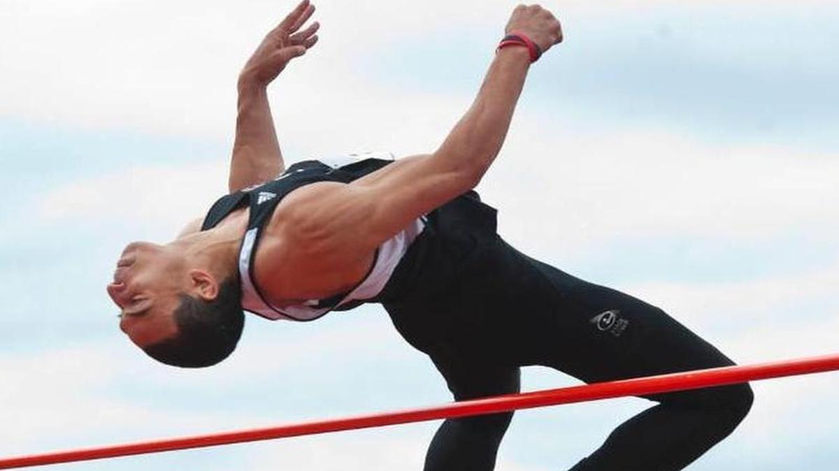 SIUE men's track and field junior Julian Harvey was honored as the Ohio Valley Conference Male Field Athlete of the Week for his performance at the Arkansas Spring Invitational in 2017.