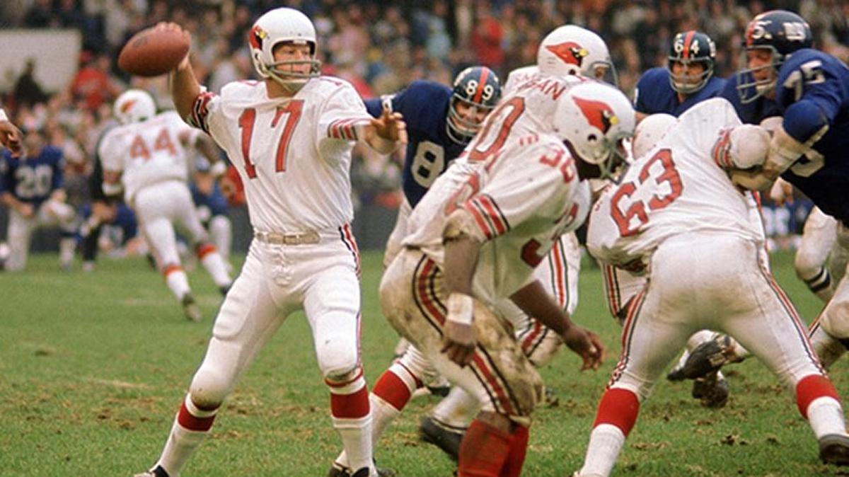 St. Louis Cardinals Jim Hart (17) during a game against the New York Giants on October 22, 1972 at Yankee Stadium in the Bronx, New York. Hart played for 19 years in the NFL and was a four-time Pro Bowler after signing as a free agent out of SIUC in 1966.
