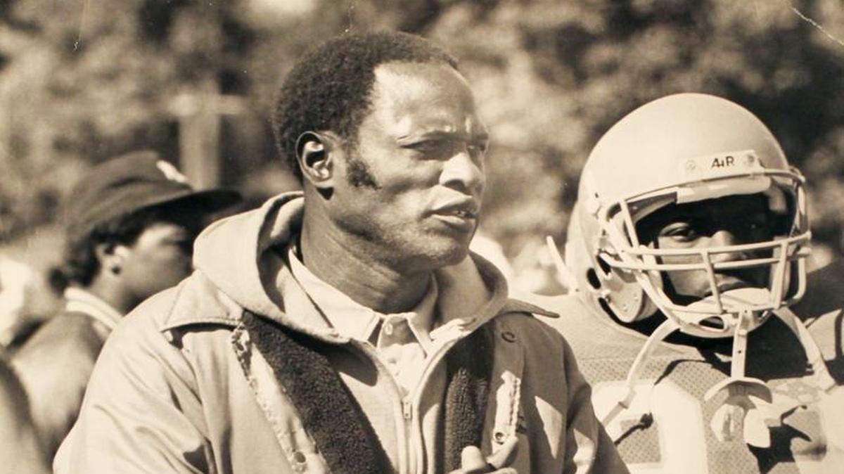 East St. Louis Hall of Fame coach Bob Shannon guided the Flyers to six state titles and a 193-32 record from 1976 to 1995.