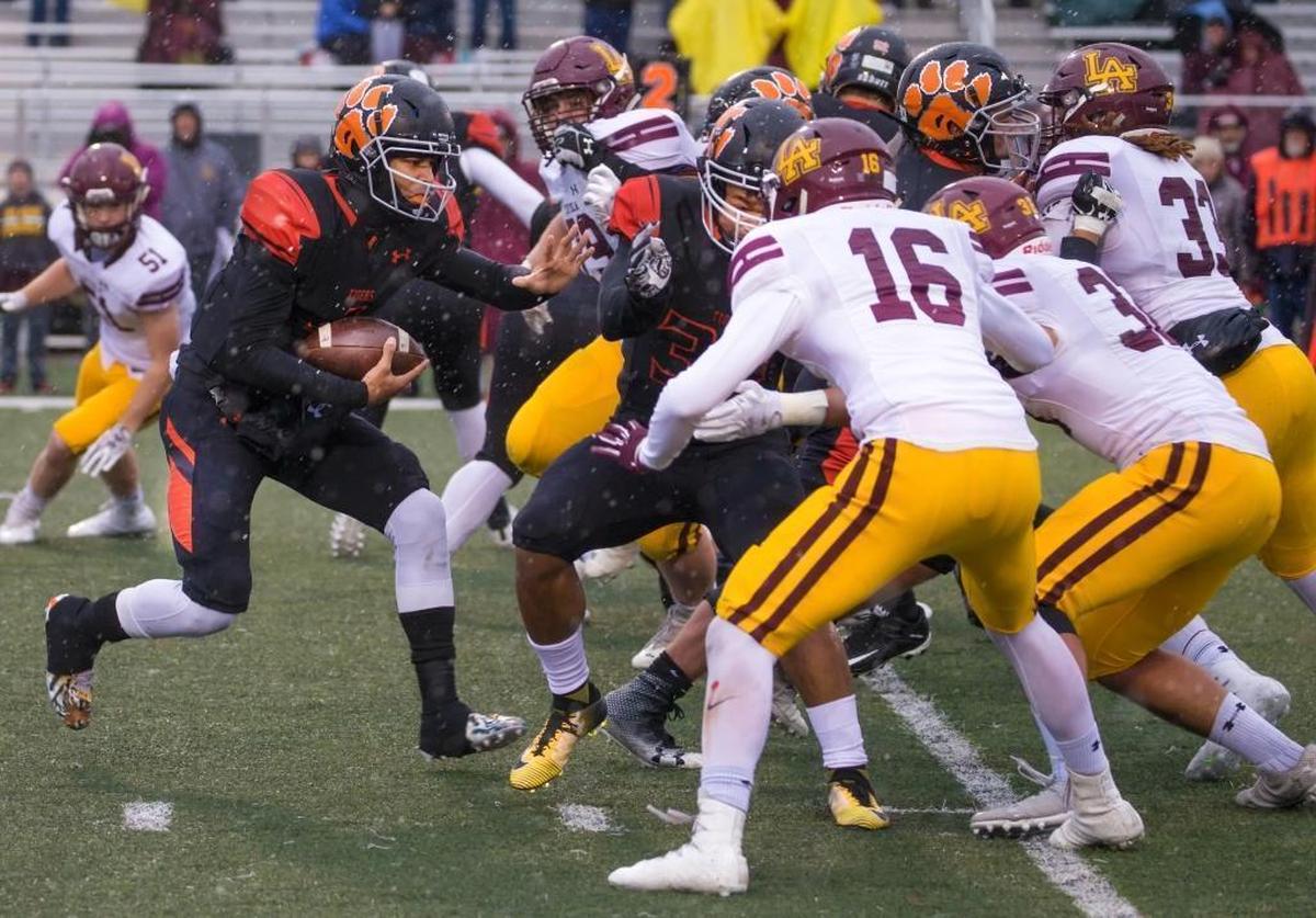 Edwardsville quarterback Kendall Abdur-Rahman runs the ball against Loyola Academy during Saturday’s semifinal game at Edwardsville High School.