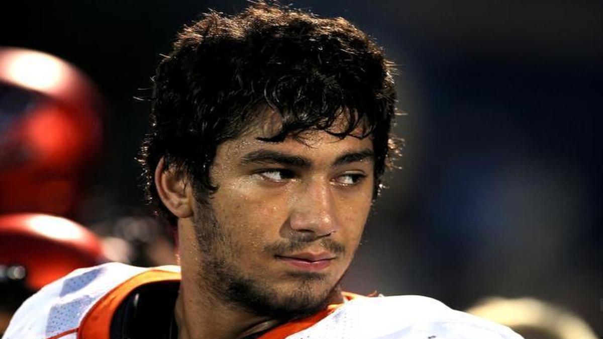 Edwardsville junior All-American A.J. Epenesa has given a verbal commitment to the Iowa Hawkeyes.