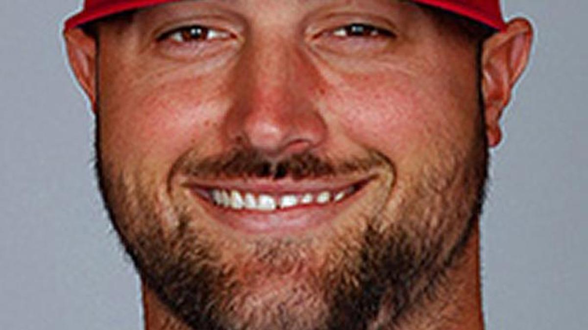 Jonathan Broxton re-signed with the Cardinals Thursday.