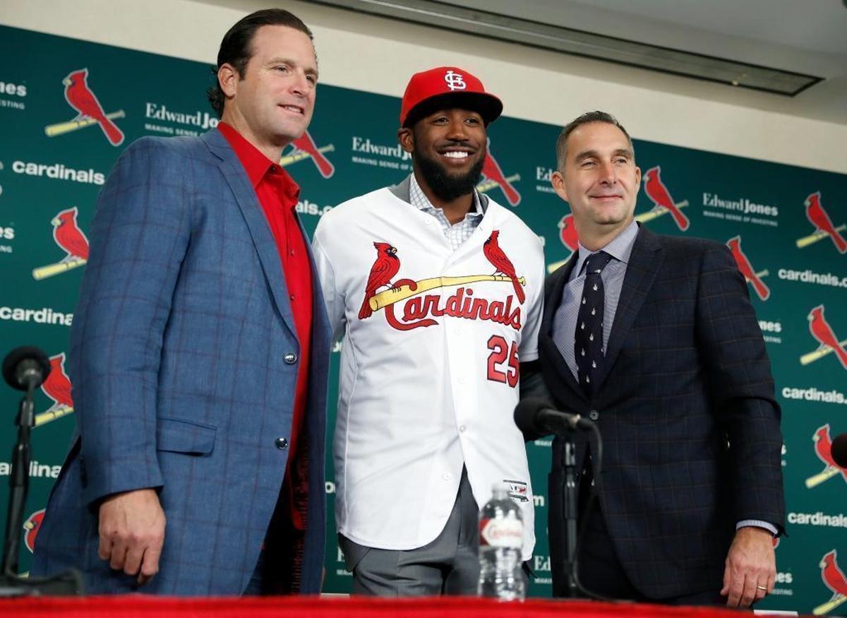 St. Louis Cardinals introduce Dexter Fowler, center, poses for a photo flanked by St. Louis Cardinals manager Mike Matheny, left, and general manager John Mozeliak, right, during a news conference after signing the free agent center fielder Friday, Dec. 9, 2016, in St. Louis.