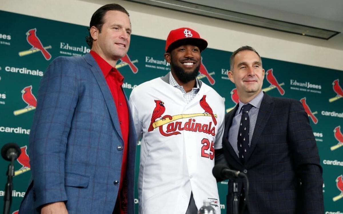 St. Louis Cardinals introduce Dexter Fowler, center, poses for a photo flanked by St. Louis Cardinals manager Mike Matheny, left, and general manager John Mozeliak, right, during a news conference after signing the free agent center fielder Friday, Dec. 9, 2016, in St. Louis.