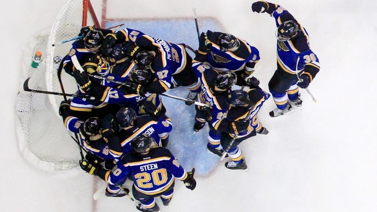 Members of the St. Louis Blues gather around goalie Brian Elliott Monday following the Blues' 3-2 victory over the Chicago Blackhawks in Game 7. (AP Photo/Jeff Roberson)
