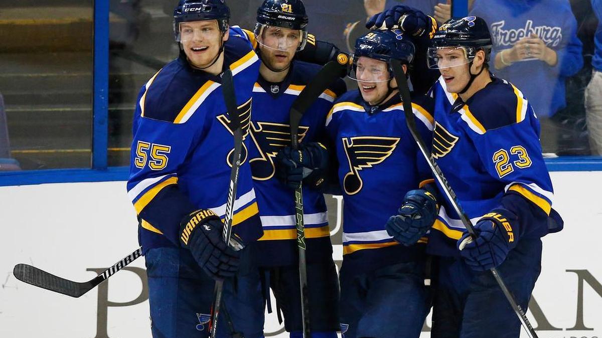 St. Louis Blues’ Vladimir Tarasenko (91), of Russia, is congratulated by teammates after scoring a goal during the third period.