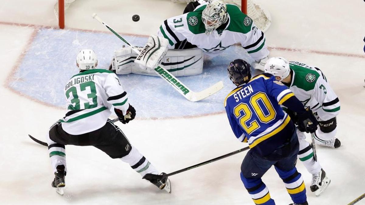 Blues’ Alexander Steen scores past Dallas Stars goalie Antti Niemi with Alex Goligoski and John Klingberg defending in Game 3 of the Western Conference semifinals Tuesday in St. Louis.