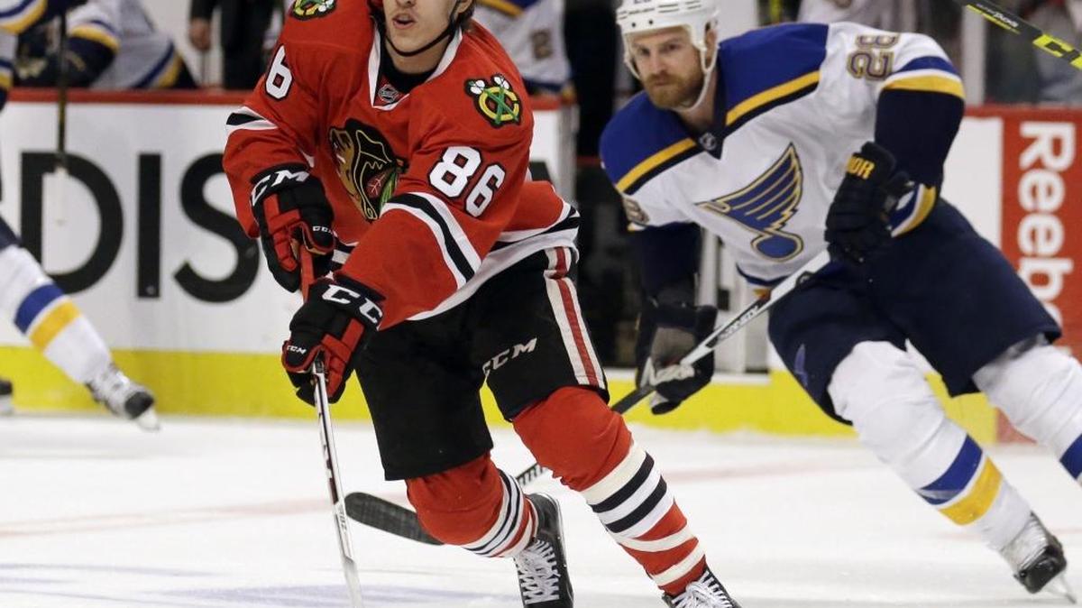 Blues center Kyle Brodziak (right) signed a two-year contract extension Monday worth $1.9 million.
