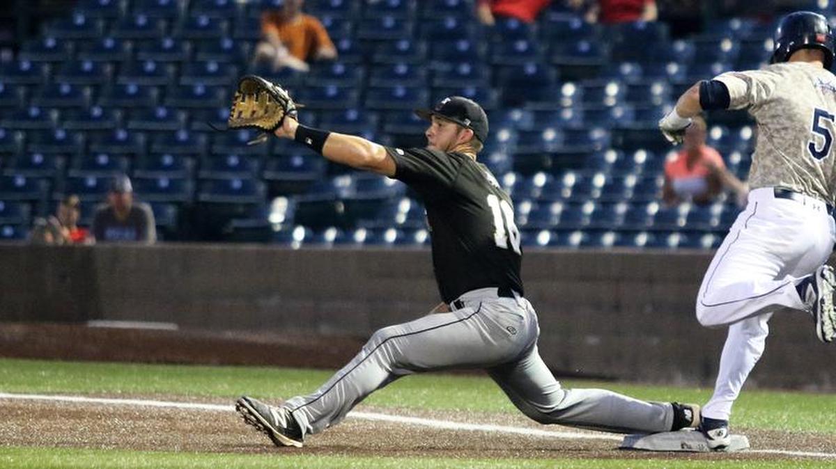 Sam Fischer, of the Gateway Grizzlies, beats the thow to the River City Rascals’ Braxton Martinez at first base in Thursday’s game.