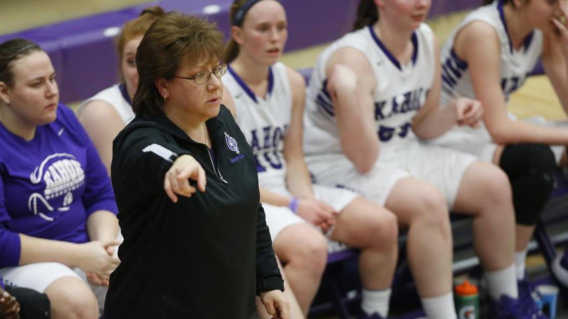 Collinsville Kahoks’ girls basketball coach resigns after 21 seasons in purple
